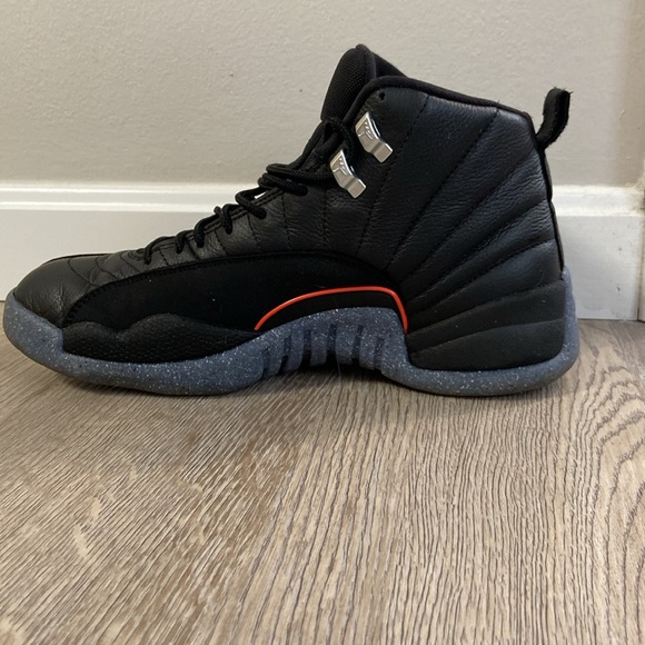 I am selling a pair utility black retro 12s size 9.5 been takin care of! - Picture 4 of 6